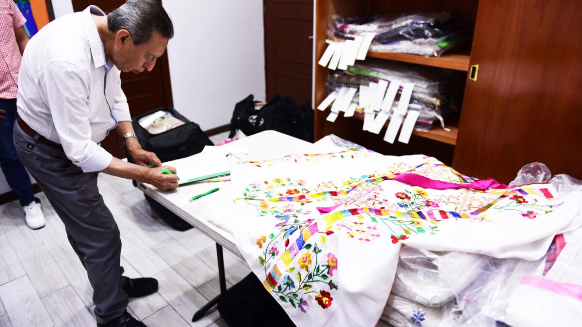 Maestro René Ordoñez entrega colección de indumentaria tradicional al ayuntamiento de Xalapa