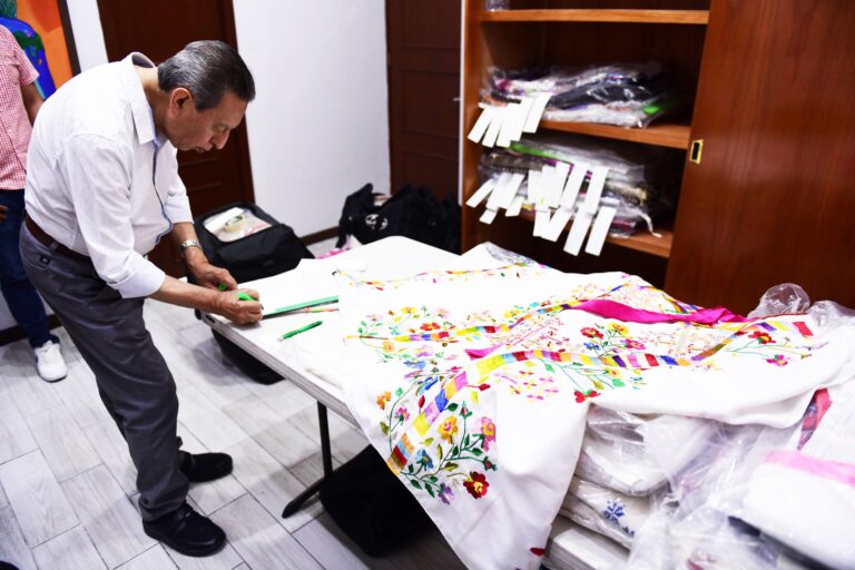 Maestro René Ordoñez entrega colección de indumentaria tradicional al ayuntamiento de Xalapa