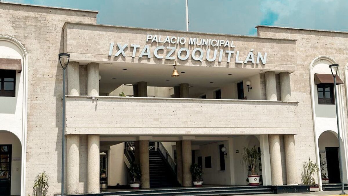 RECUPERAN EL PALACIO MUNICIPAL EN IXTACZOQUITLÁN.