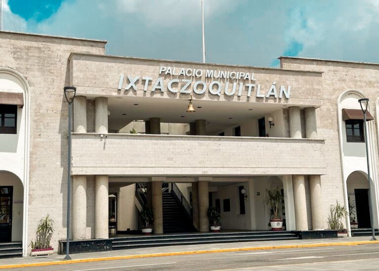 RECUPERAN EL PALACIO MUNICIPAL EN IXTACZOQUITLÁN.