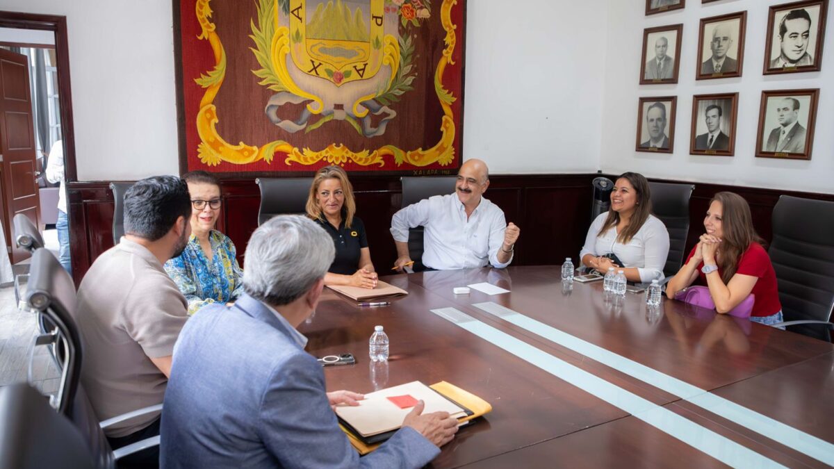 Ayuntamiento de Xalapa signa comodato con animalistas de Ada Azul.