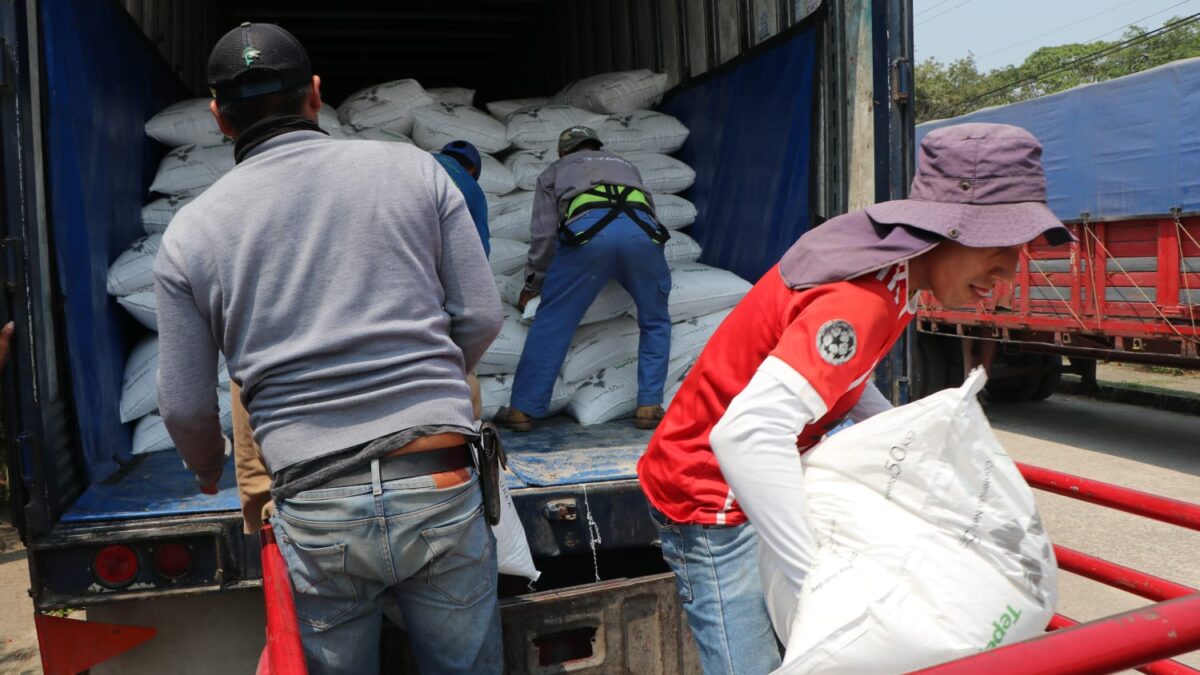 ENTREGAN MÁS DE 110 TONELADAS DE FERTILIZANTE EN IXTAC.