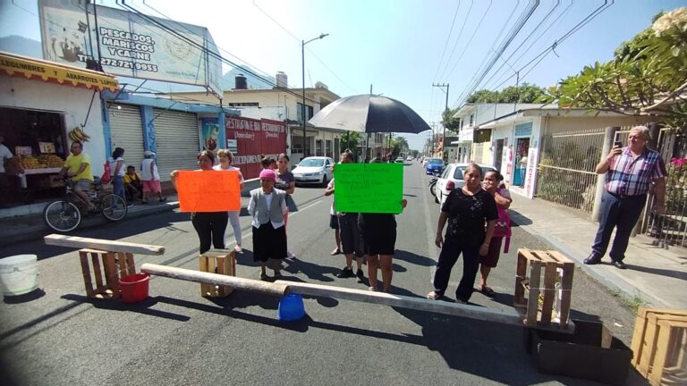 BLOQUEO POR FALTA DE AGUA POTABLE.