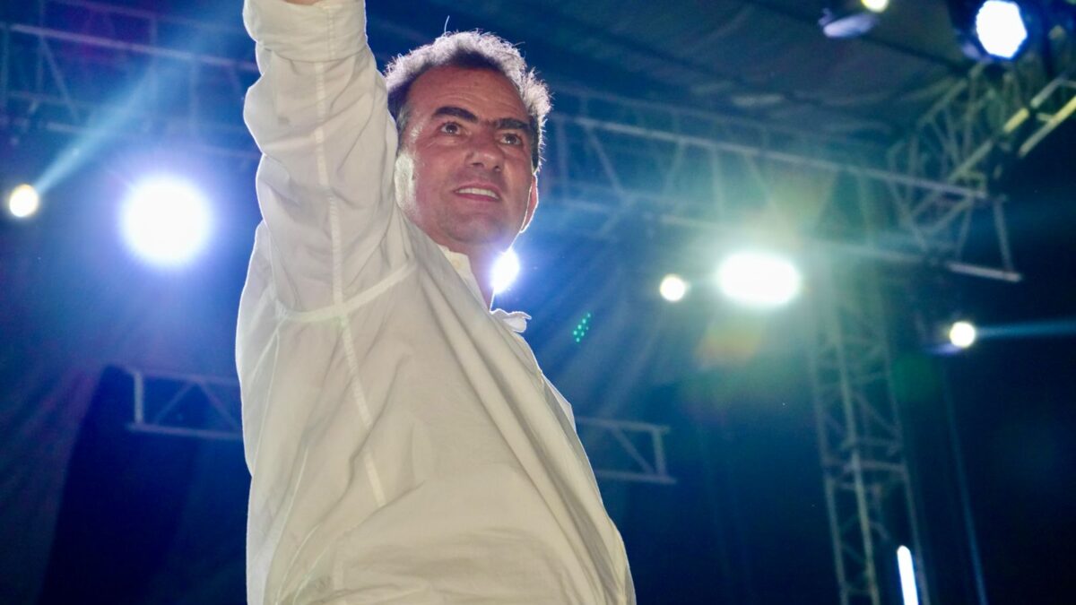 Junto a miles de ciudadanos, Pepe Yunes cierra campaña regional en zona centro.
