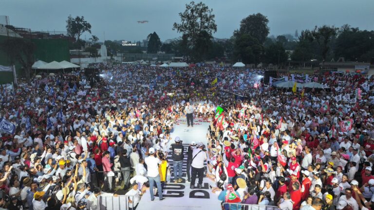 Desde Xalapa, Pepe Yunes cierra su campaña rumbo a la gubernatura ante 30 mil veracruzanos.