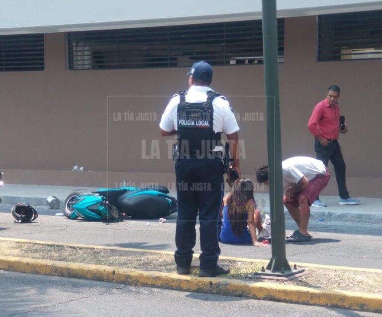 Vehículo atropella a pareja de motociclistas