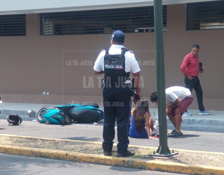 Vehículo atropella a pareja de motociclistas