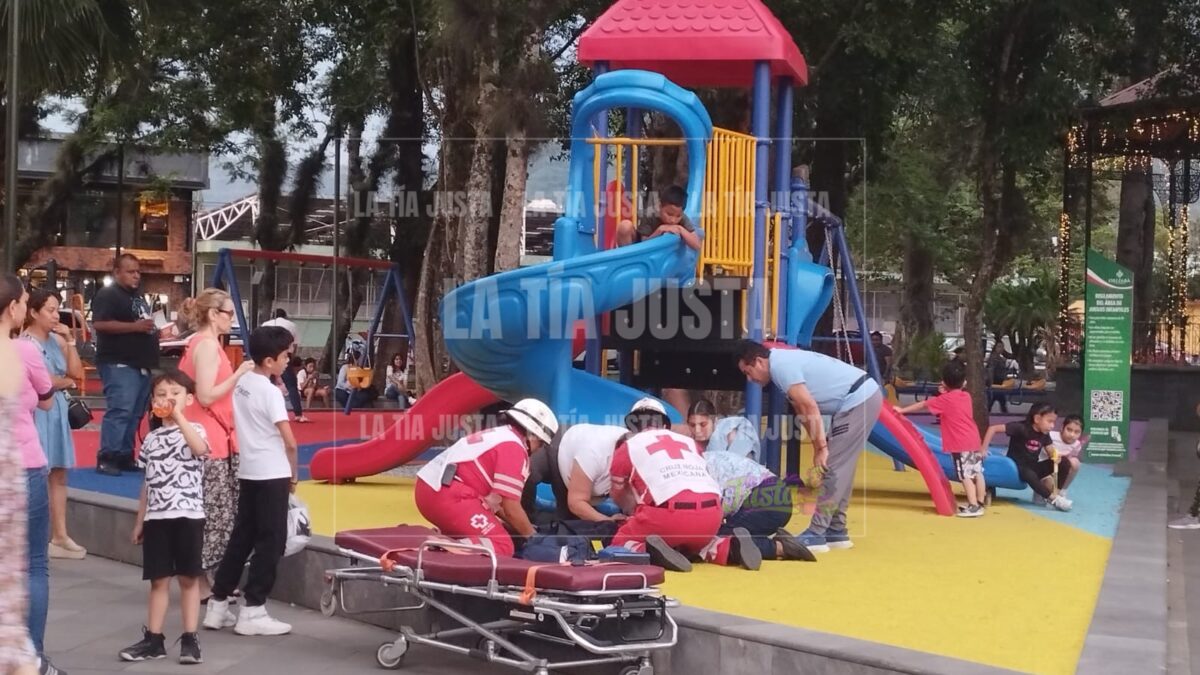 Cae niño de juego infantil y pierde el conocimiento