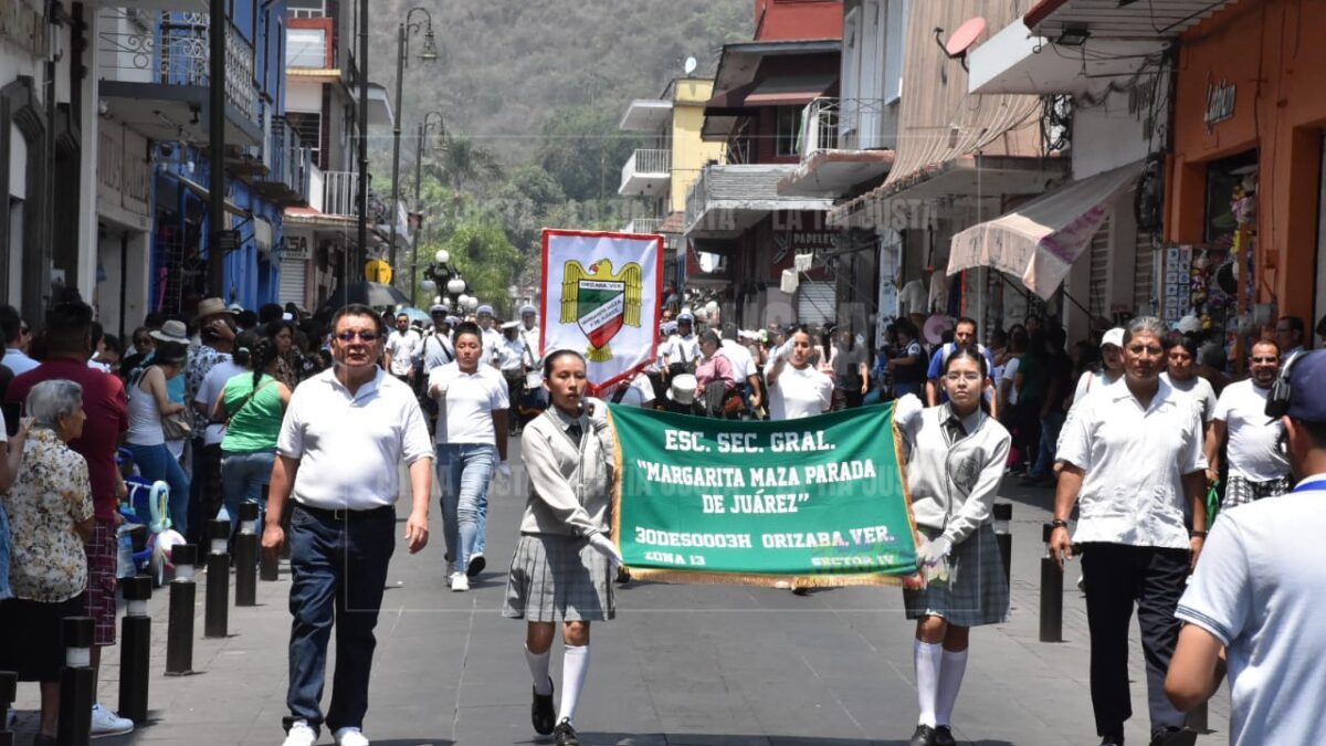 Participan estudiantes en el desfile conmemorativo del 162 Aniversario de la Batalla de Puebla