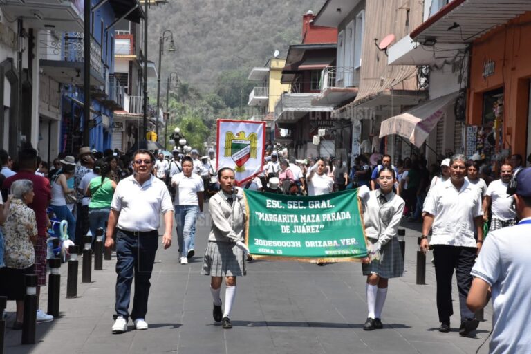 Participan estudiantes en el desfile conmemorativo del 162 Aniversario de la Batalla de Puebla