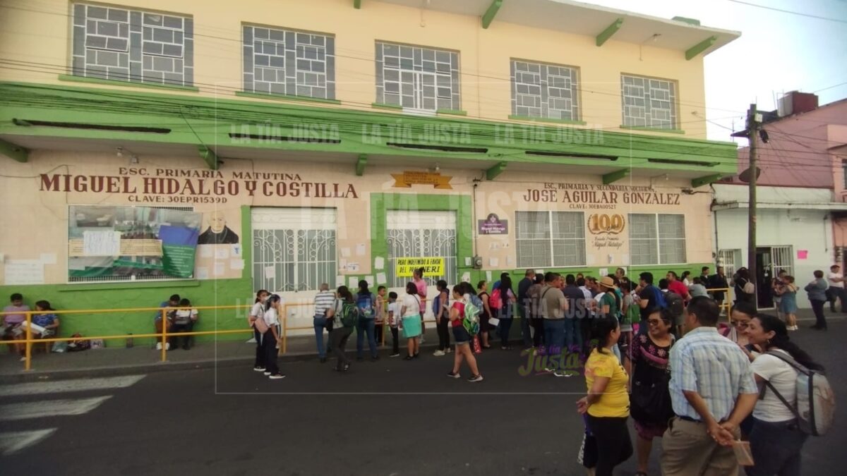 Toman escuela primaria en Orizaba
