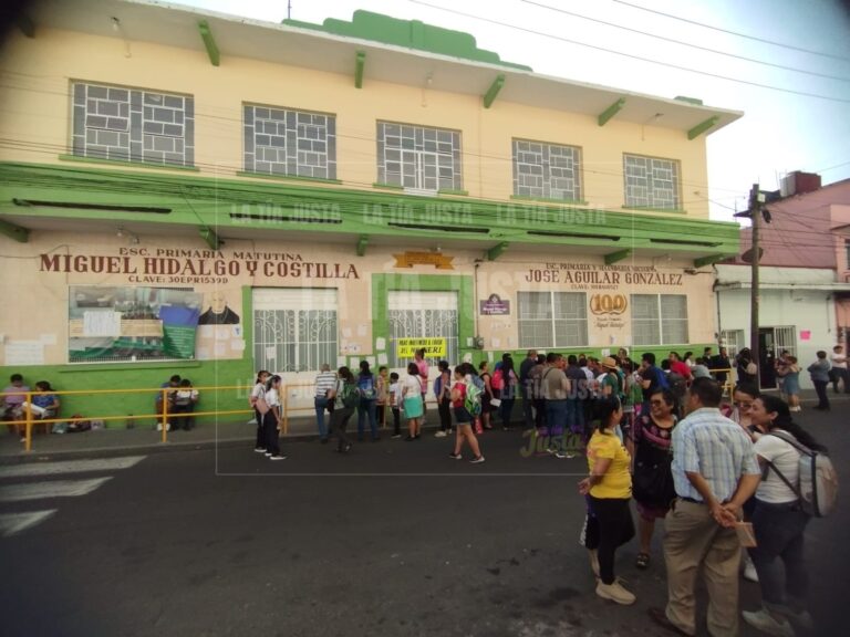 Toman escuela primaria en Orizaba