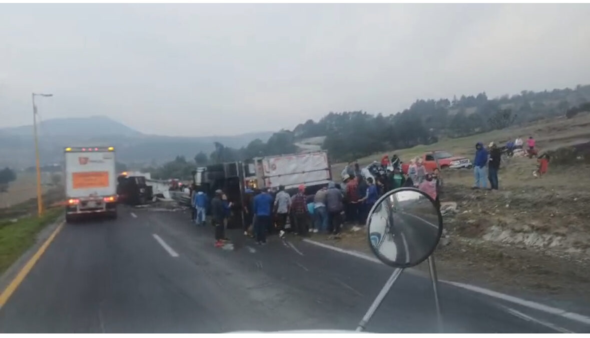Vuelca tráiler con carne de bovino en canal, rapiña lo vacía