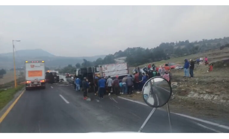 Vuelca tráiler con carne de bovino en canal, rapiña lo vacía