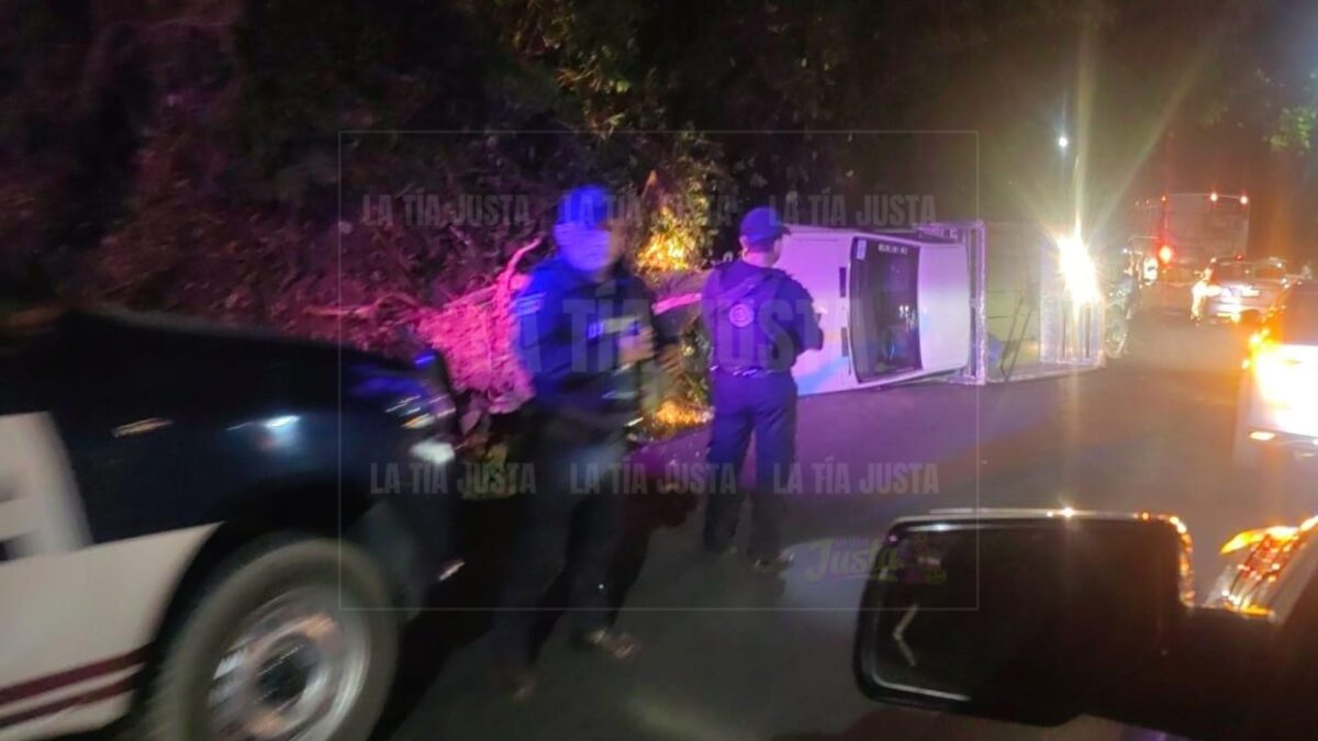 Vuelca camioneta estaquitas en Las Cumbres de Cuautlapan