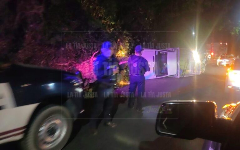 Vuelca camioneta estaquitas en Las Cumbres de Cuautlapan