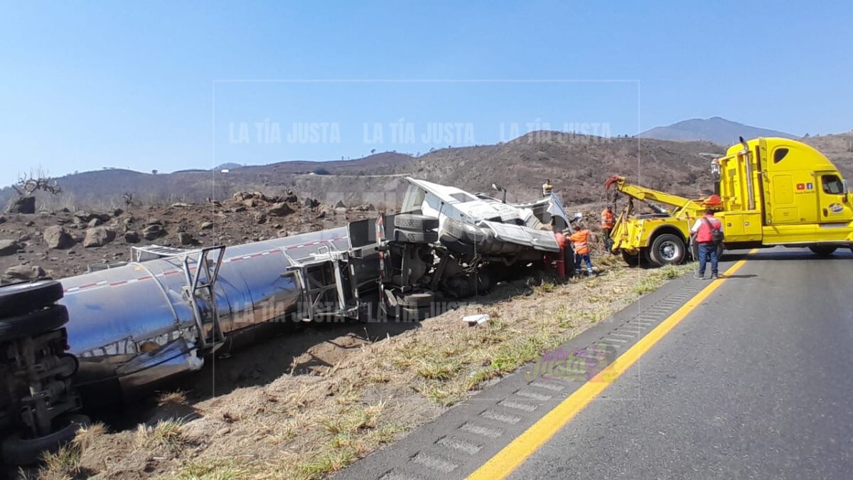 Vuelca tráiler en las Cumbres de Maltrata