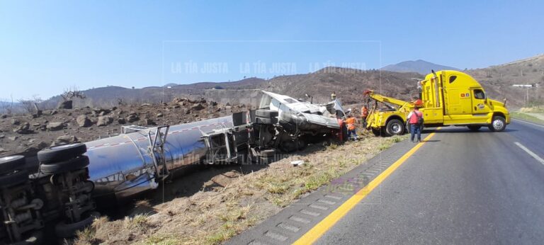 Vuelca tráiler en las Cumbres de Maltrata
