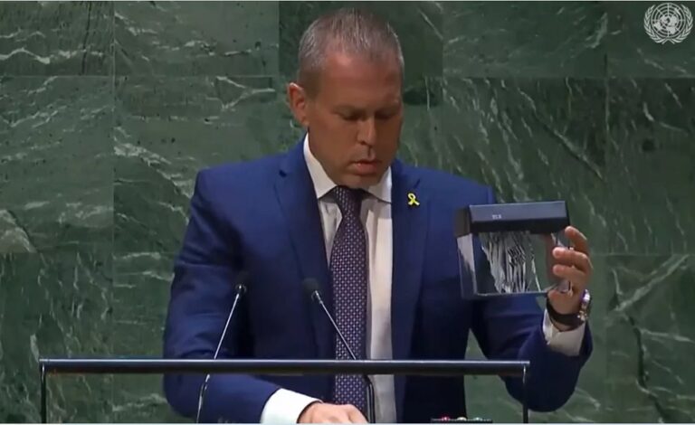 Embajador de Israel hace pedazos la Carta de la ONU frente a la Asamblea General.