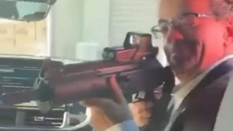 Así apuntó con un arma el embajador de Reino Unido a su personal en México #Video