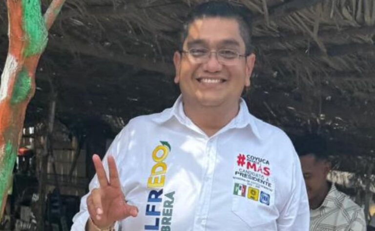 #Video Alfredo Cabrera candidato opositor, fue ejecutado por la espalda en cierre de campaña en Coyuca de Benitez #OtraVezGuerrero