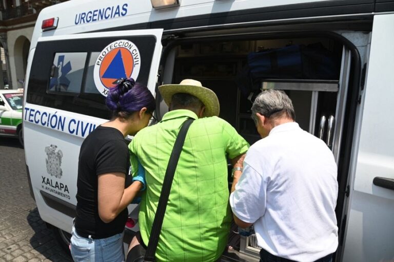 Maestro trata de inmolarse frente a Palacio de Gobierno pues Gobierno de Veracruz lo engañó
