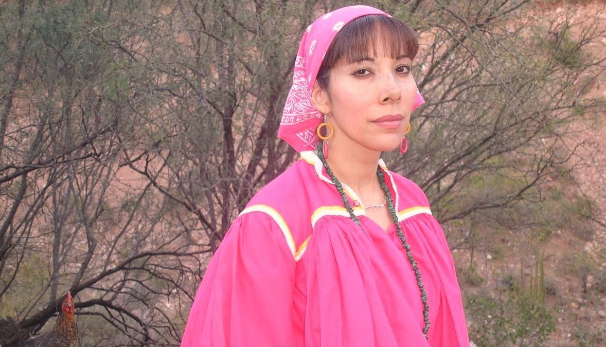 Julia: la enfermera que monta caballos y se viste de tarahumara para llevar vacunas a comunidades indígenas en México.