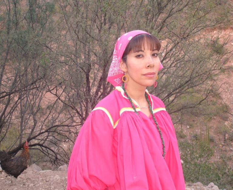 Julia: la enfermera que monta caballos y se viste de tarahumara para llevar vacunas a comunidades indígenas en México.