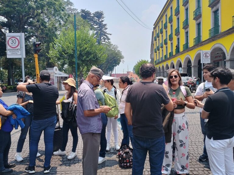 Debido a que USICAMM no les recibió,  docentes bloquearon centro histórico.