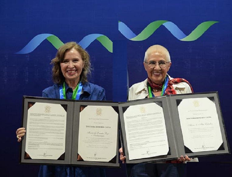 UV entregó Doctorado Honoris Causa  a Alicia de Alba y a María Rojo .
