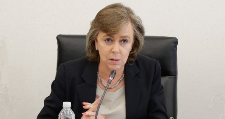 Amparo Casar califica de infamia la persecución de López Obrador.