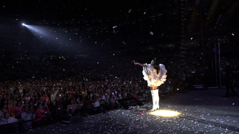 Natalia Jiménez celebra en la Arena Ciudad de México 20 años de trayectoria