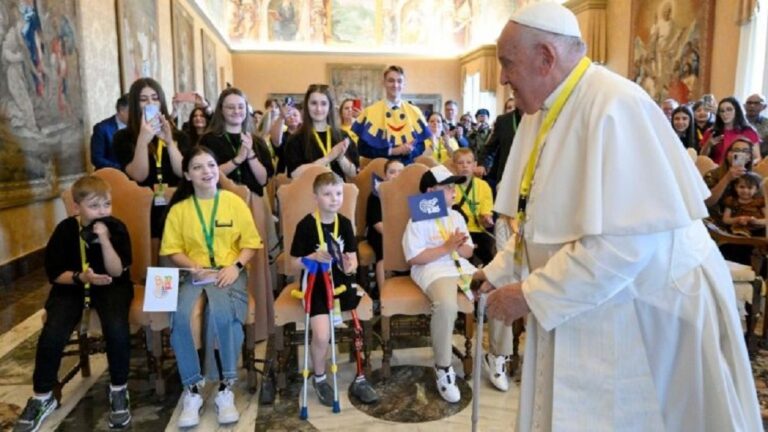 El Papa recibe a un grupo de niños ucranianos y palestinos, algunos mutilados.