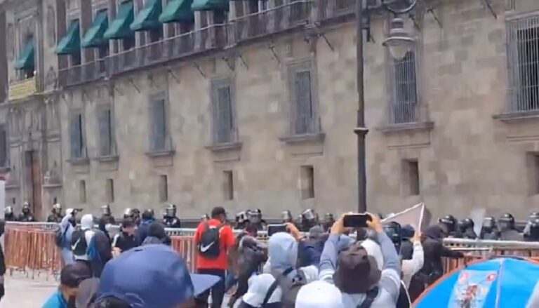 Normalistas atacan Palacio Nacional y dejan 26 policias heridos.