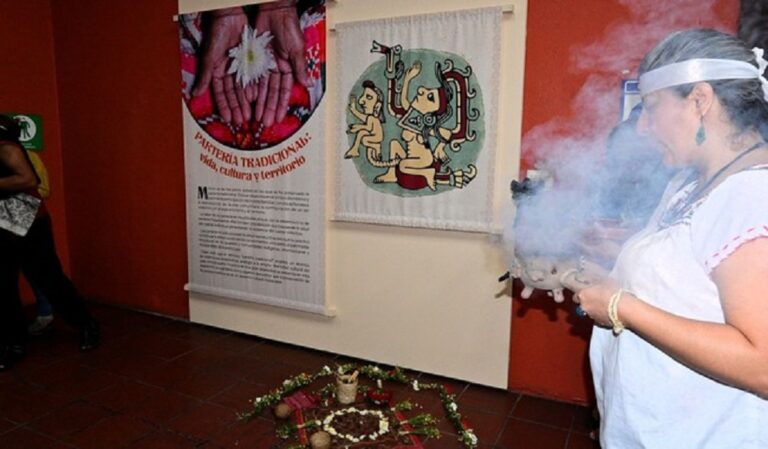 Exposición visibiliza el valor de la partería tradicional en México .
