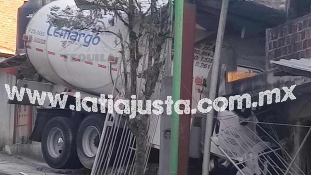 PIPA CARGADA DE GASOLINA SE QUEDA SIN FRENOS Y TERMINA EN GARAGE DE UNA VIVIENDA.