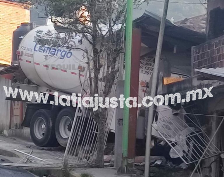 PIPA CARGADA DE GASOLINA SE QUEDA SIN FRENOS Y TERMINA EN GARAGE DE UNA VIVIENDA.
