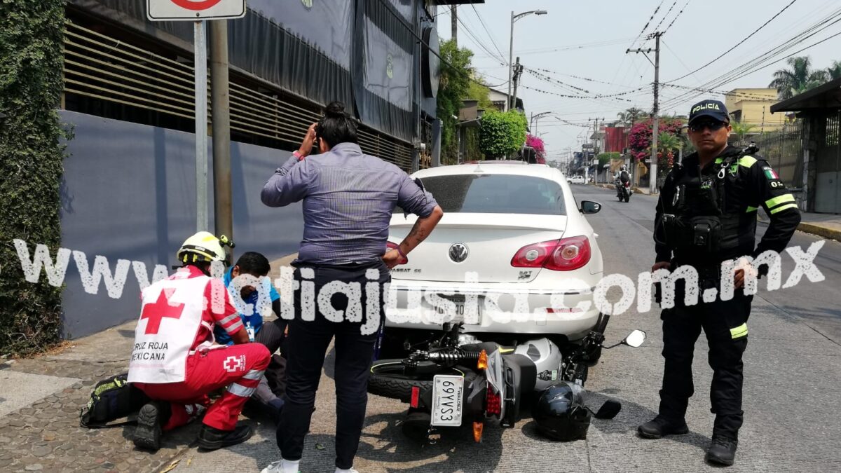 MOTOCICLISTA SE ACCIDENTA AL TRATAR DE ESQUIVAR UN REGISTRO EN MAL ESTADO.
