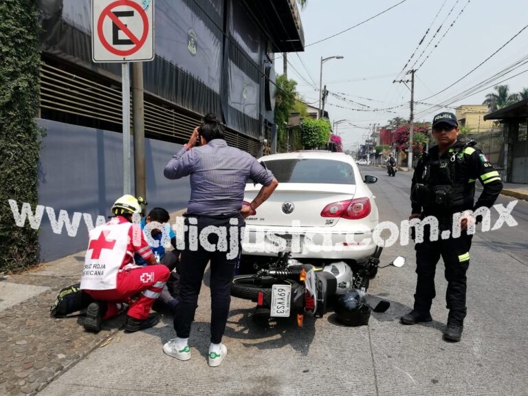 MOTOCICLISTA SE ACCIDENTA AL TRATAR DE ESQUIVAR UN REGISTRO EN MAL ESTADO.