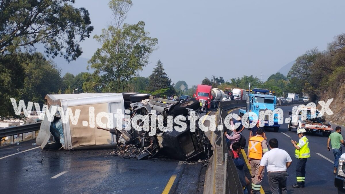 SE INCENDIA Y TERMINA VOLCADO TRÁILER EN LA LAGUNA DE NOGALES AL IR A EXCESO DE VELOCIDAD.