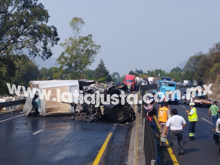 SE INCENDIA Y TERMINA VOLCADO TRÁILER EN LA LAGUNA DE NOGALES AL IR A EXCESO DE VELOCIDAD.