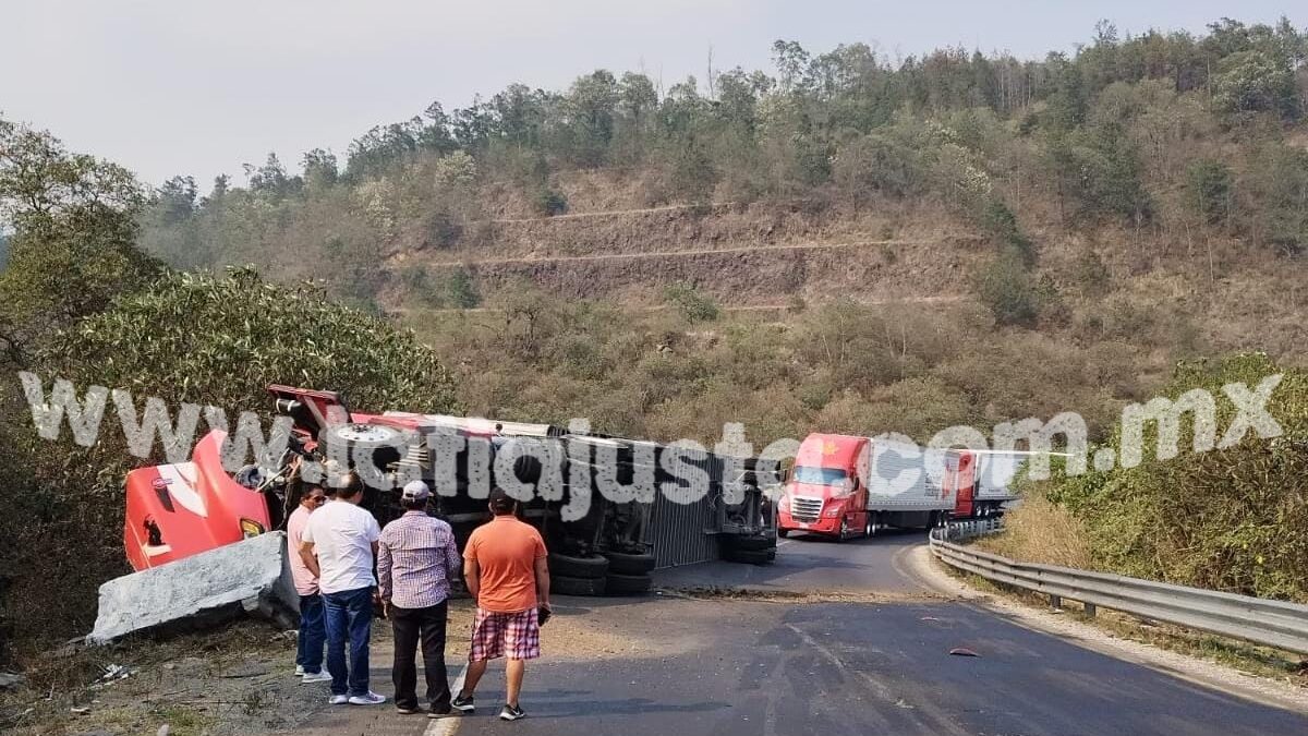 TRÁILER SUFRE FALLLA MECÁNICA  EN CUMBRES DE MALTRATA Y TERMINA VOLCADO.