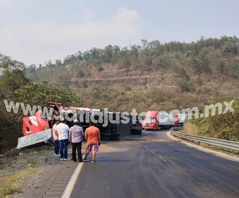 TRÁILER SUFRE FALLLA MECÁNICA  EN CUMBRES DE MALTRATA Y TERMINA VOLCADO.