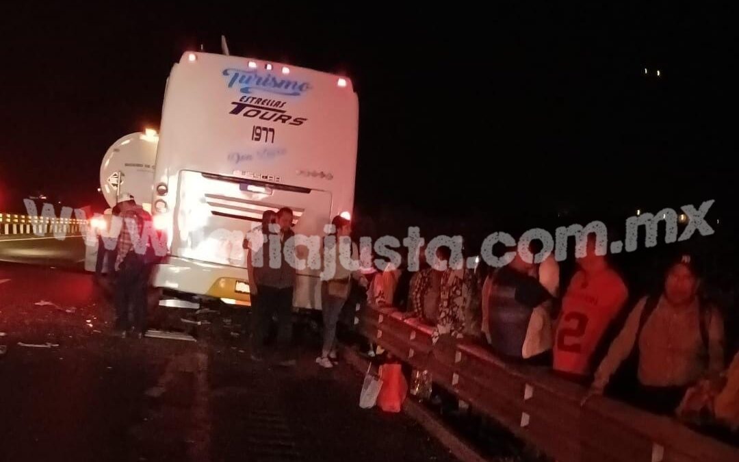 AUTOBÚS CHOCA CON TRÁILER POR ALCANCE EN LAS CUMBRES DE MALTRATA.