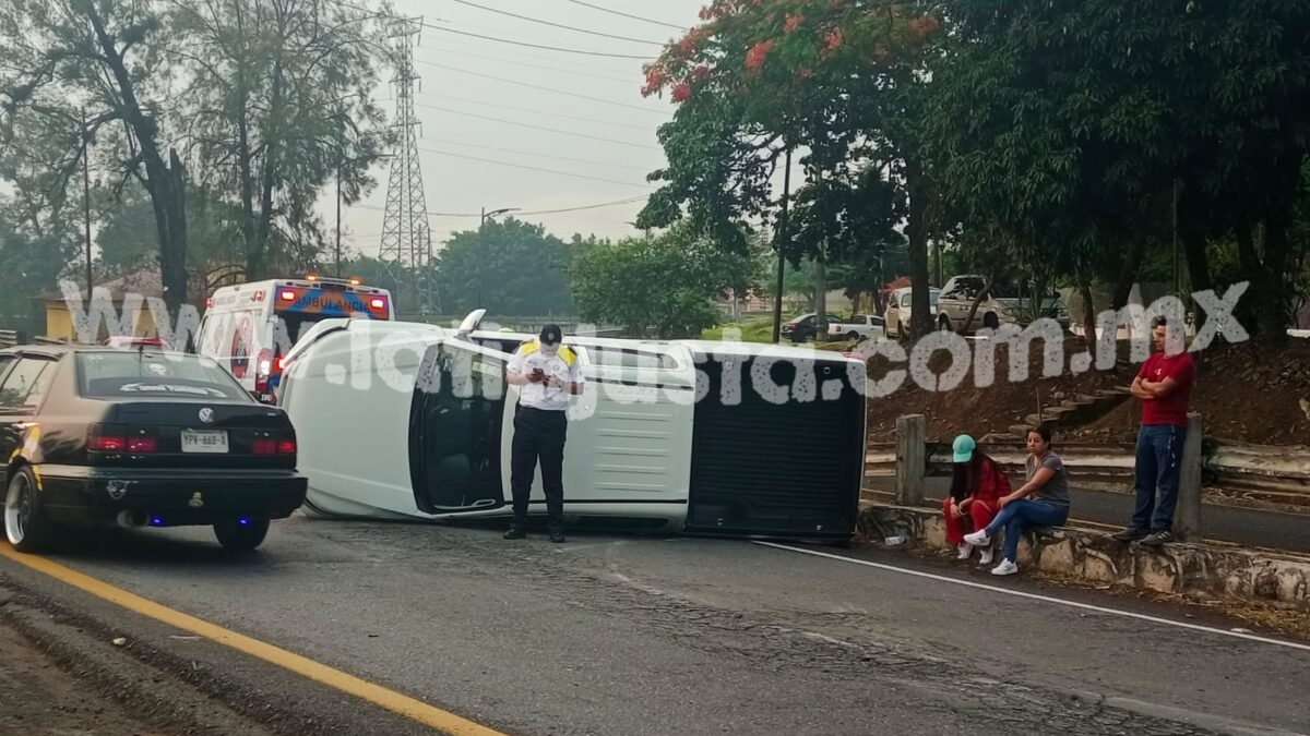 POR VIAJAR PRESUMIBLEMENTE A EXCESO VELOCIDAD TERMINA VOLCADA CAMIONETA EN TRÉBOL DE ESCAMELA.