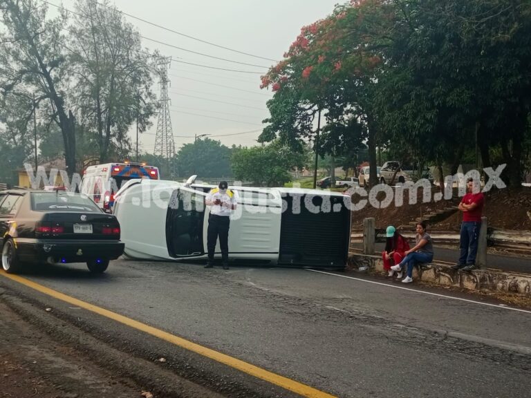 POR VIAJAR PRESUMIBLEMENTE A EXCESO VELOCIDAD TERMINA VOLCADA CAMIONETA EN TRÉBOL DE ESCAMELA.