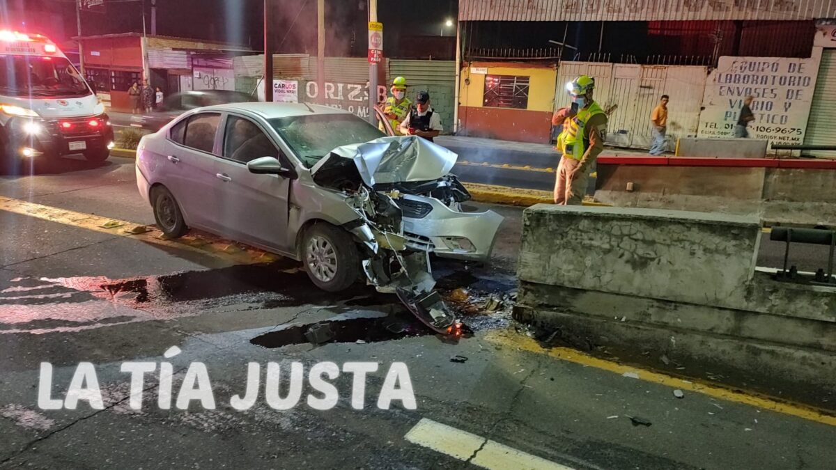 CONDUCTOR CHOCA CONTRA BASE DEL PUENTE ATIRANTADO EN ORIZABA.