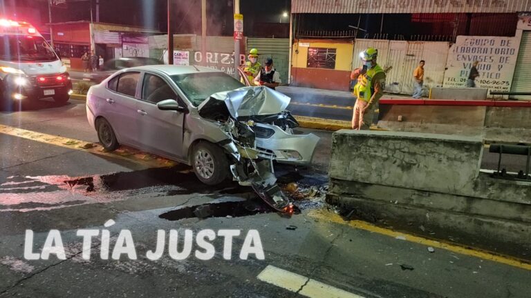 CONDUCTOR CHOCA CONTRA BASE DEL PUENTE ATIRANTADO EN ORIZABA.