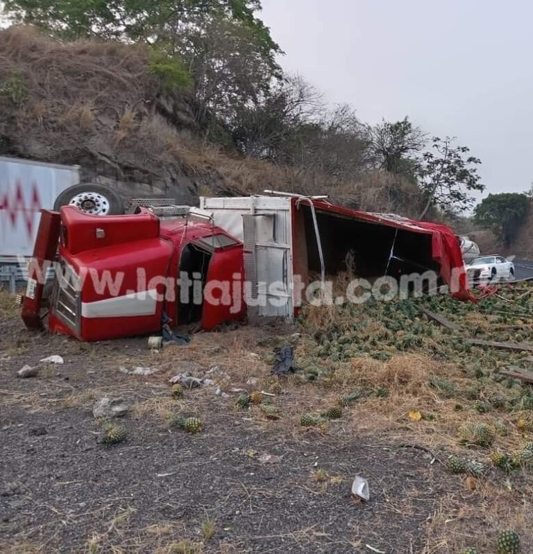 TRÁILER CARGADO CON PILA TERMINA VOLCADO POR IR A EXCESO DE VELOCIDAD.