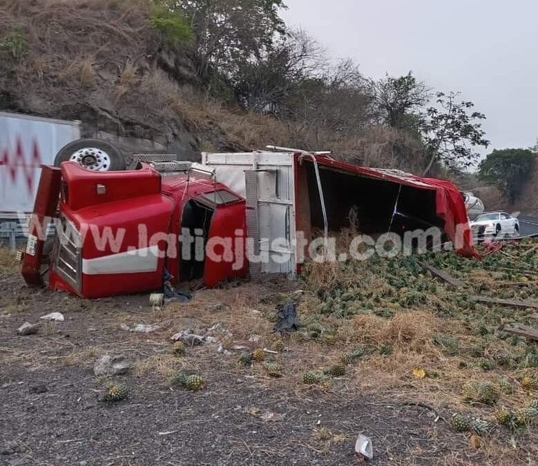 TRÁILER CARGADO CON PILA TERMINA VOLCADO POR IR A EXCESO DE VELOCIDAD.